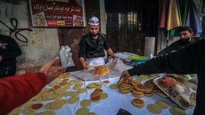 הכנת לצאת הרמדאן בעיר העתיקה בירושלים. | EPA