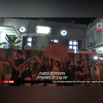 המהומות ביפו. | מסך מתוך כתבתו של אוהד חמו, חדשות 12