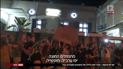 המהומות ביפו. | מסך מתוך כתבתו של אוהד חמו, חדשות 12