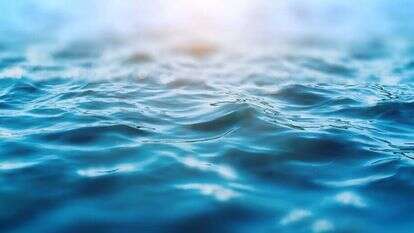 האדם הוא כמו טיפה שנפרדה מהים, ואליו היא צריכה לחזור. | שאטרסטוק