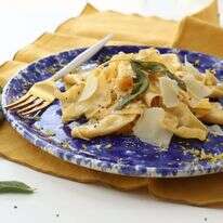 פסטה לימונית בחמאה ומרווה. | אפרת ליכטנשטט