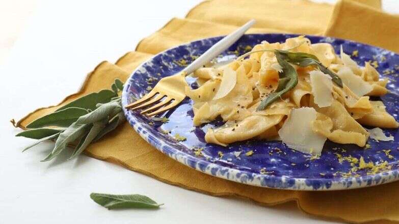 פסטה לימונית בחמאה ומרווה. | אפרת ליכטנשטט