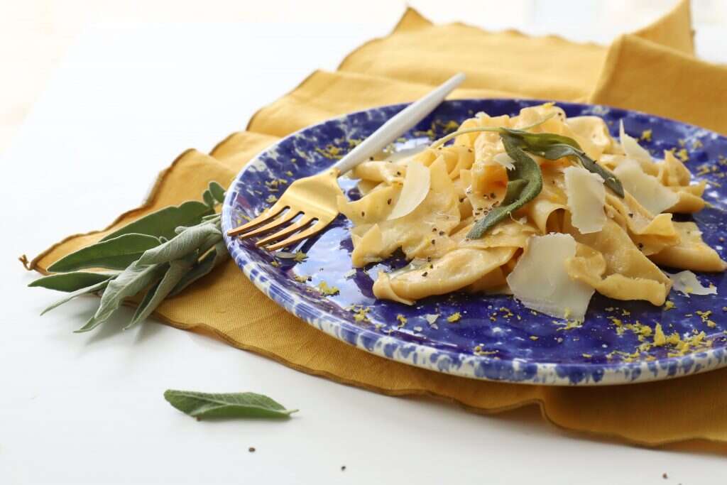 פסטה לימונית בחמאה ומרווה. | אפרת ליכטנשטט