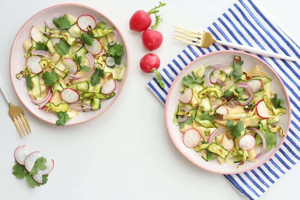 סלט פסטה וקישואים מוחמצים. | אפרת ליכטנשטט