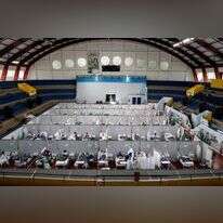 כאלפיים ילדים נפטרו מסיבוכי הנגיף. בית חולים שדה באיצטדיון בסאו־פאולו. | EPA כאלפיים ילדים נפטרו מסיבוכי הנגיף. בית חולים שדה באיצטדיון בסאו־פאולו. | EPA