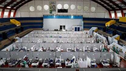 כאלפיים ילדים נפטרו מסיבוכי הנגיף. בית חולים שדה באיצטדיון בסאו־פאולו. | EPA