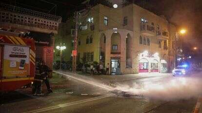 מכבי האש ברחובות יפו במהלך המהומות שם, השבוע