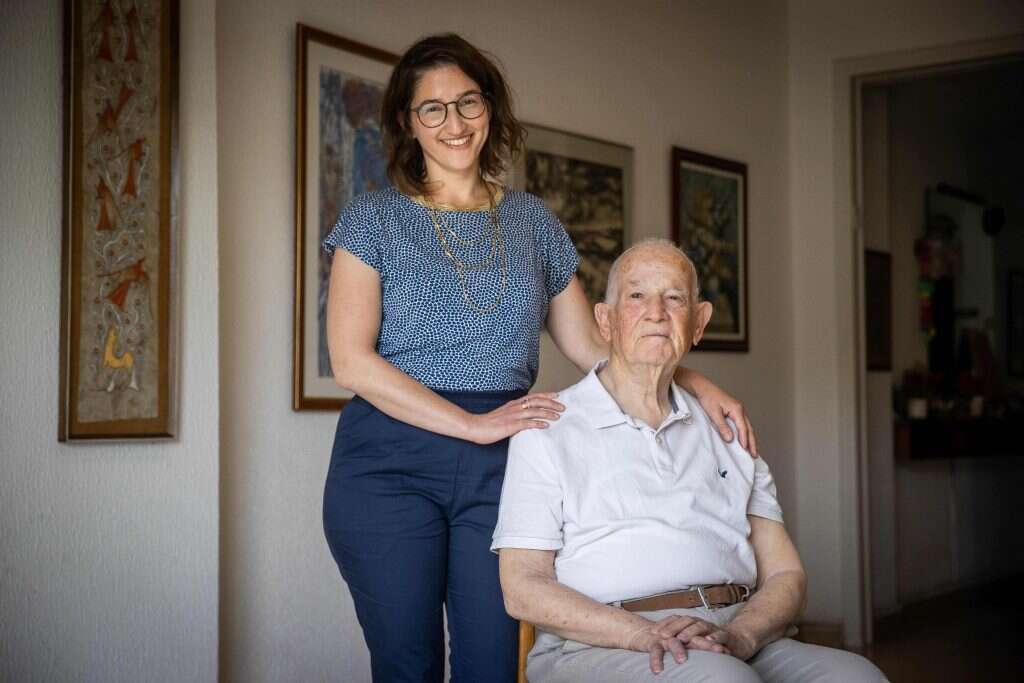 אביטל רבינוביץ-פרי עם סבה טוביה גולדמן. | יונתן זינדל פלאש 90