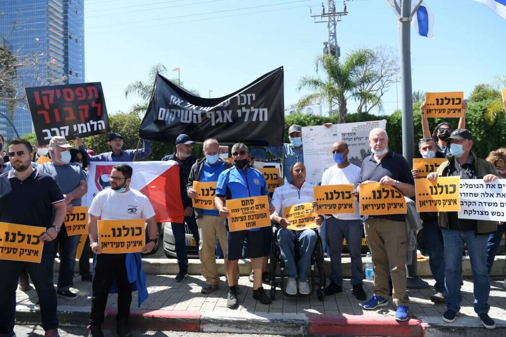 מפגן הזדהות עם איציק סעידיאן מול משרדי אגף השיקום בפתח־תקווה, החודש. | יוסי זליגר