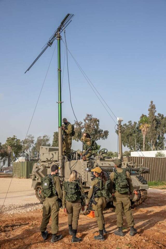 גם מעבר לקווי האויב, גם בעורף. הלוחמים מתאמנים על הנגמ"ש המיוחד. | דו"צ