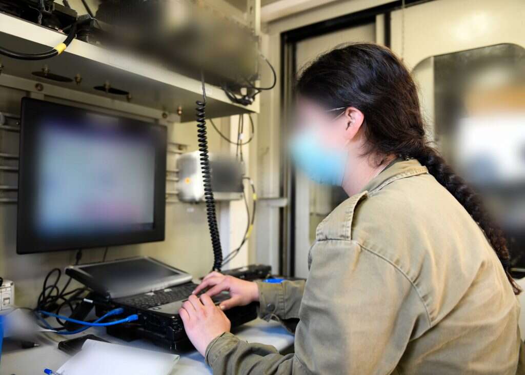 לוחמת מול המסך. | דו"צ