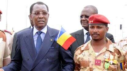 נשיא צ'אד אידריס דבי (משמאל) עם בנו ויורשו הגנרל מהמט קאקה. | AFP נשיא צ'אד אידריס דבי (משמאל) עם בנו ויורשו הגנרל מהמט קאקה. | AFP