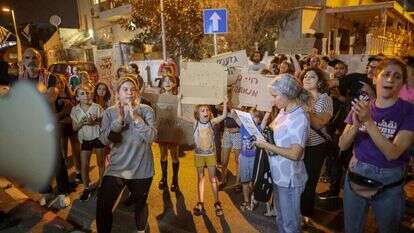 ערבים ואנשי שמאל מפגינים ביפו. | AFP ערבים ואנשי שמאל מפגינים ביפו. | AFP
