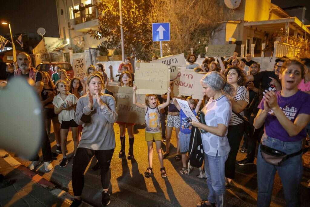 ערבים ואנשי שמאל מפגינים ביפו. | AFP