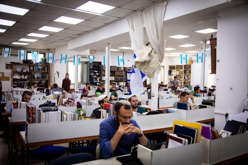 בית המדרש של ישיבת ההסדר ביפו. למצולמים אין קשר לכתבה. | אריק סולטן