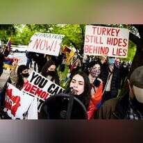 מפגינים ארמנים סמוך לשגרירות טורקיה בוושינגטון ביום השנה לציון טבח העם הארמני. | AFP