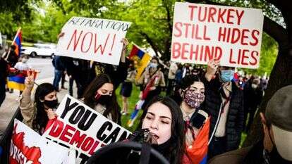 מפגינים ארמנים סמוך לשגרירות טורקיה בוושינגטון ביום השנה לציון טבח העם הארמני. | AFP