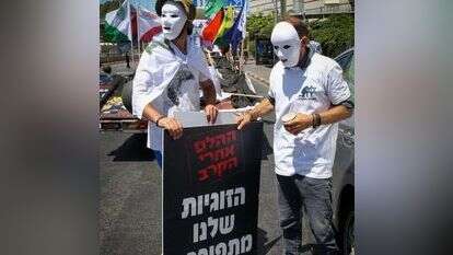 משבר אמונה וזוגיות אחרי מבצע צוק איתן. חיילים מפגינים ליד הקריה בתל־אביב

נגד יחס המדינה לנפגעי פוסט־טראומה, 2019. | פלאש 90