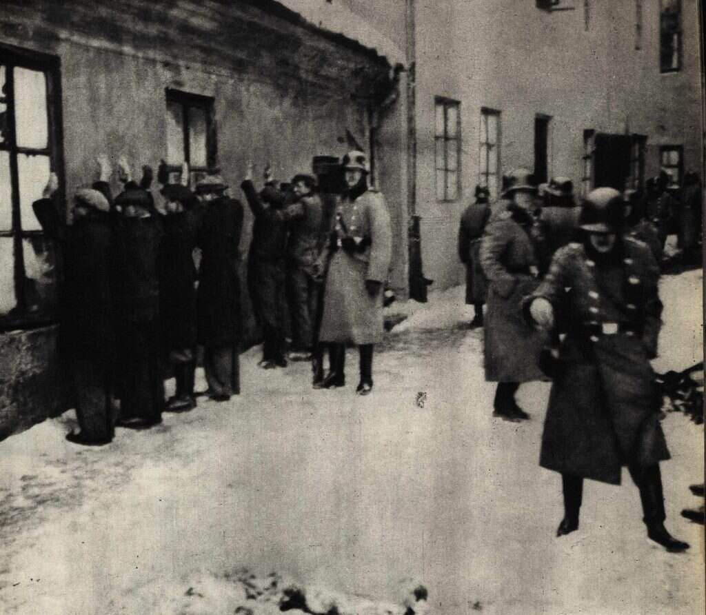 הרב לא הצליח להושיע. מעצר יהודים בפיוטרקוב | באדיבות לע"מ