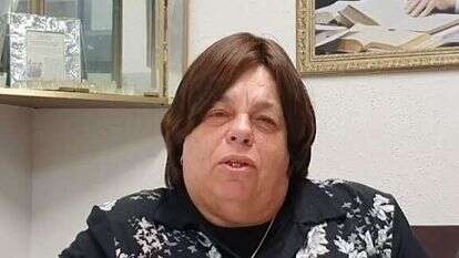 הרבנית לאה קולדצקי, ביתו של הרב קנייבסקי. | מסך