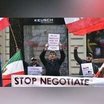 אנשי אופוזיציה איראנים מפגינים בווינה מחוץ למלון שבו נערכו שיחות הגרעין עם איראן ב-20 באפריל 2021. | AFP