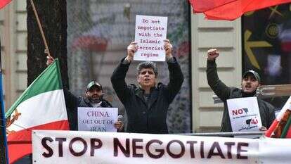אנשי אופוזיציה איראנים מפגינים בווינה מחוץ למלון שבו נערכו שיחות הגרעין עם איראן ב-20 באפריל 2021. | AFP