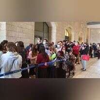 ממתינים להתחסן בעירייה. | אסף גבור