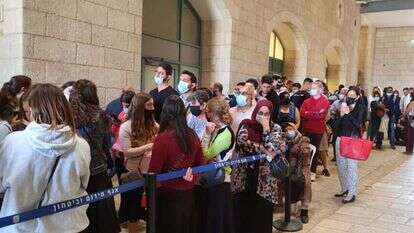 ממתינים להתחסן בעירייה. | אסף גבור