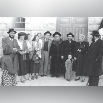 הרב חרלפ ומשפחתו. | באדיבות משפחת חרל"פ