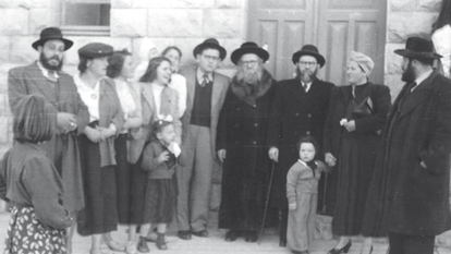 הרב חרלפ ומשפחתו. | באדיבות משפחת חרל"פ