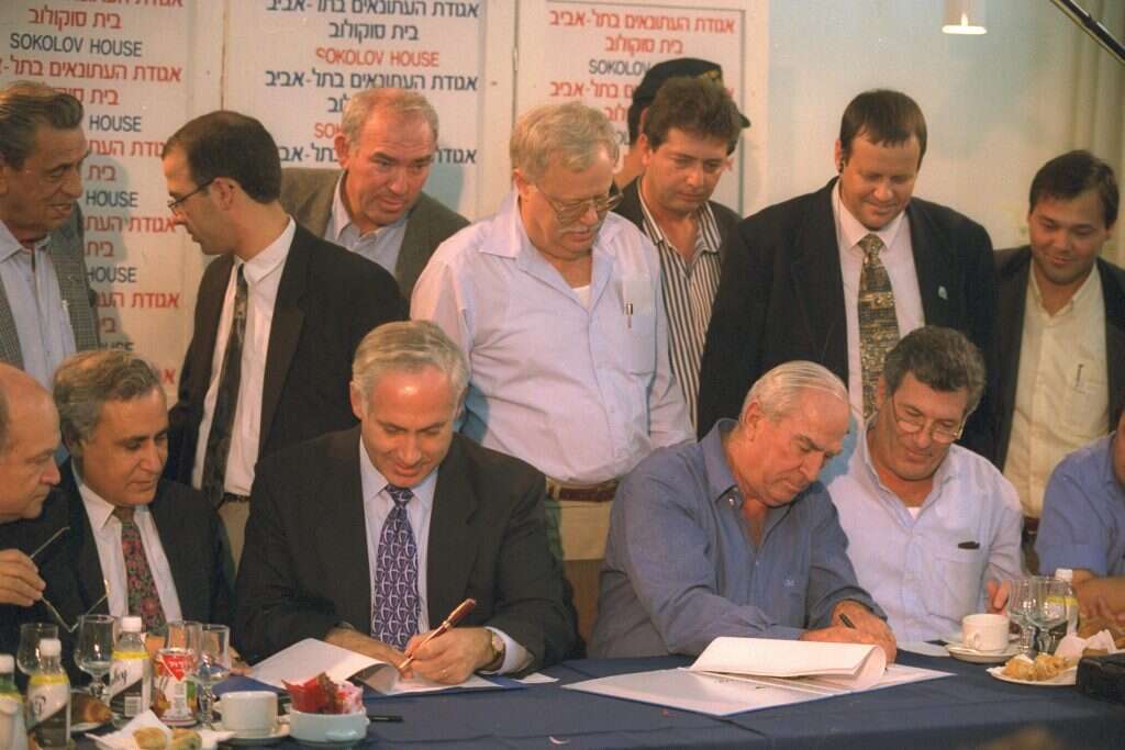 פלד (יושב מימין), רפאל איתן ובנימין נתניהו חותמים על הסכם הריצה המשותפת בבחירות 96 .' | סער יעקב, לע''מ