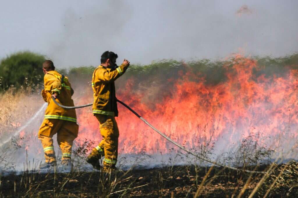 לוחמי אש מכבים דליקה בעוטף עזה, 2018. | יהודה פרץ
