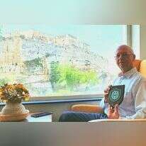 פהמי נשאשיבי אוחז את סמל המשפחה. | אסף גבור