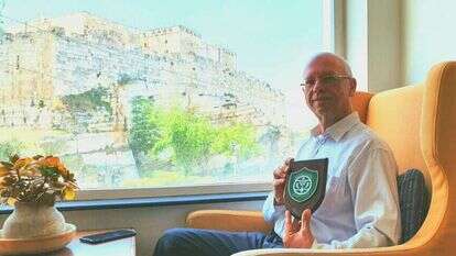 פהמי נשאשיבי אוחז את סמל המשפחה. | אסף גבור