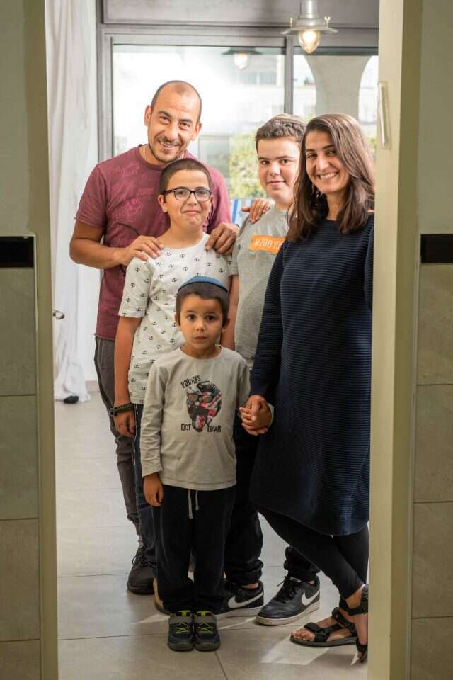 משפחת ברגמן: שמעון וסטפני, משה, 12, חיים, 10, שלום, 5. | שריה דיאמנט