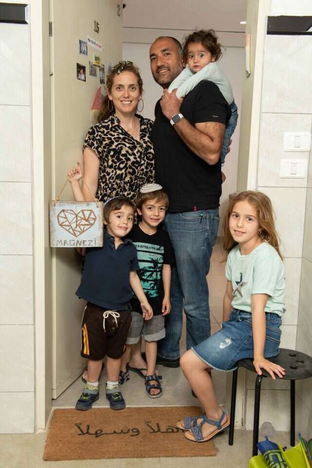 משפחת מגנזי: גבי ודליה, עדן, 7, יואל, 6, בעז, 5, אורי, שנה וחצי. | שריה דיאמנט