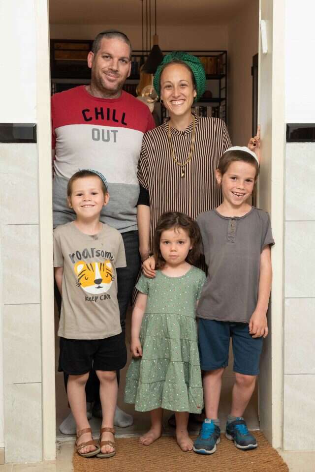 משפחת שנייד: עדי ואלידד, אלעזר ולבונה, 12 (לא בתמונה), עקיבא, 10.5 (לא בתמונה), אלקנה, 8, מלאכי, 5.5, עיינה אורי, 3.5. | שריה דיאמנט