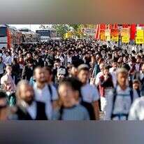 המונים שבים מהאירוע הקשה במירון. | AFP