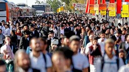 המונים שבים מהאירוע הקשה במירון. | AFP