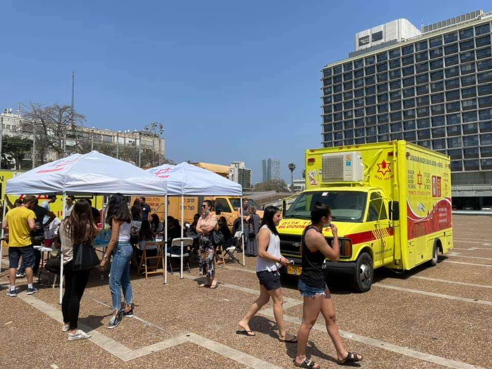 עמדת התרמה בתל אביב. | עיריית תל-אביב יפו