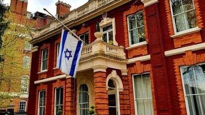 דגל ישראל בחצי התורן בשגרירות ישראל ברומא. | באדיבות משרד החוץ דגל ישראל בחצי התורן בשגרירות ישראל ברומא. | באדיבות משרד החוץ