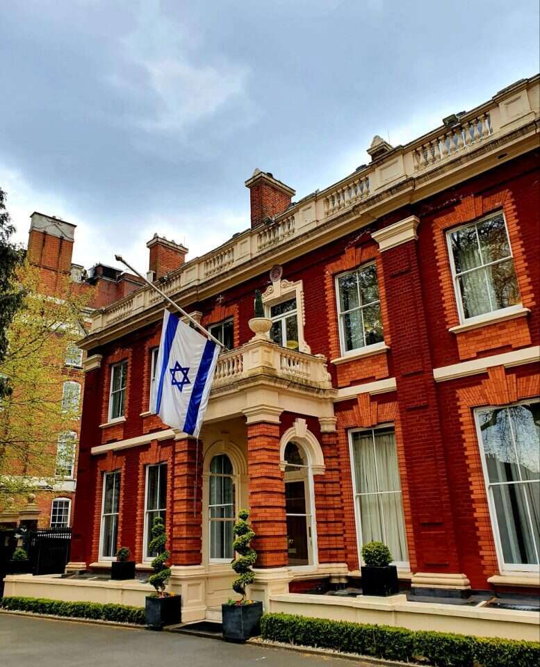 דגל ישראל בחצי התורן בשגרירות ישראל ברומא. | באדיבות משרד החוץ