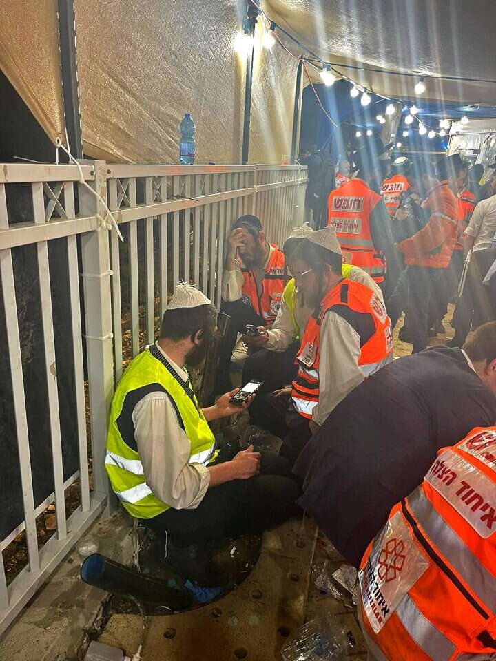 אנשי כוחות ההצלה בזירת האסון בהר מירון. | AFP אנשי כוחות ההצלה בזירת האסון בהר מירון. | AFP