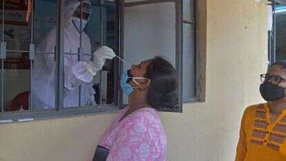 בדיקת קורונה בסיליגורי, הודו. | AFP