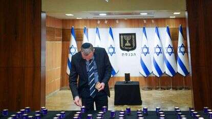 יו"ר הכנסת מדליק נרות לזכר הרוכי האסון במירון. | דוברות הכנסת – נועם מושקוביץ