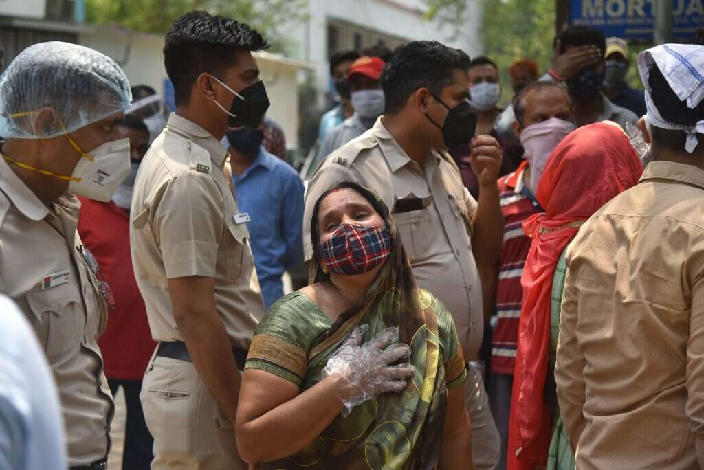 המגפה בהודו. זעקת בני משפחות הנפטרים. | EPA