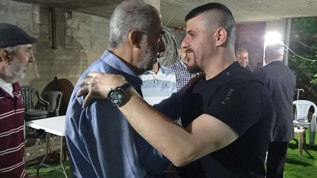 כמאל חטיב ומחאג'נה. | מסך מתוך הפייסבוק של יו"ר הפלג הצפוני השייח כמאל חטיב