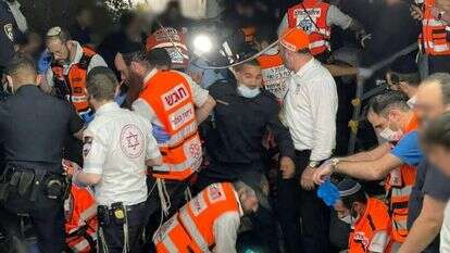 חובשים במקום האסון במירון. | AFP