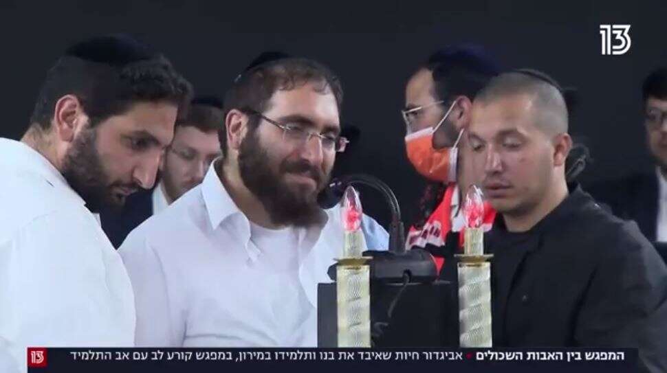 אביגדור חיות בלוויית בנו. | מסך חדשות 13 אביגדור חיות בלוויית בנו. | מסך חדשות 13