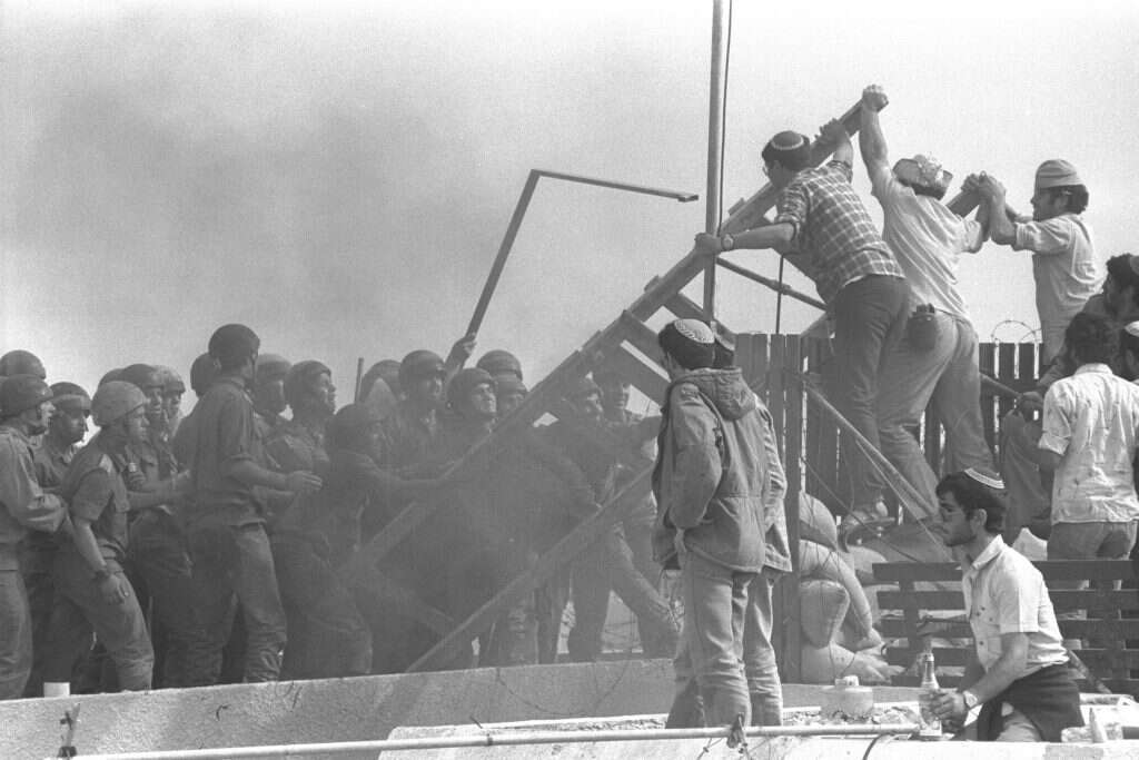 עימות בין מתנגדי הפינוי המתבצרים על גג אחד הבתים ובין חיילי צה"ל. | טל אור בני - לע"מ